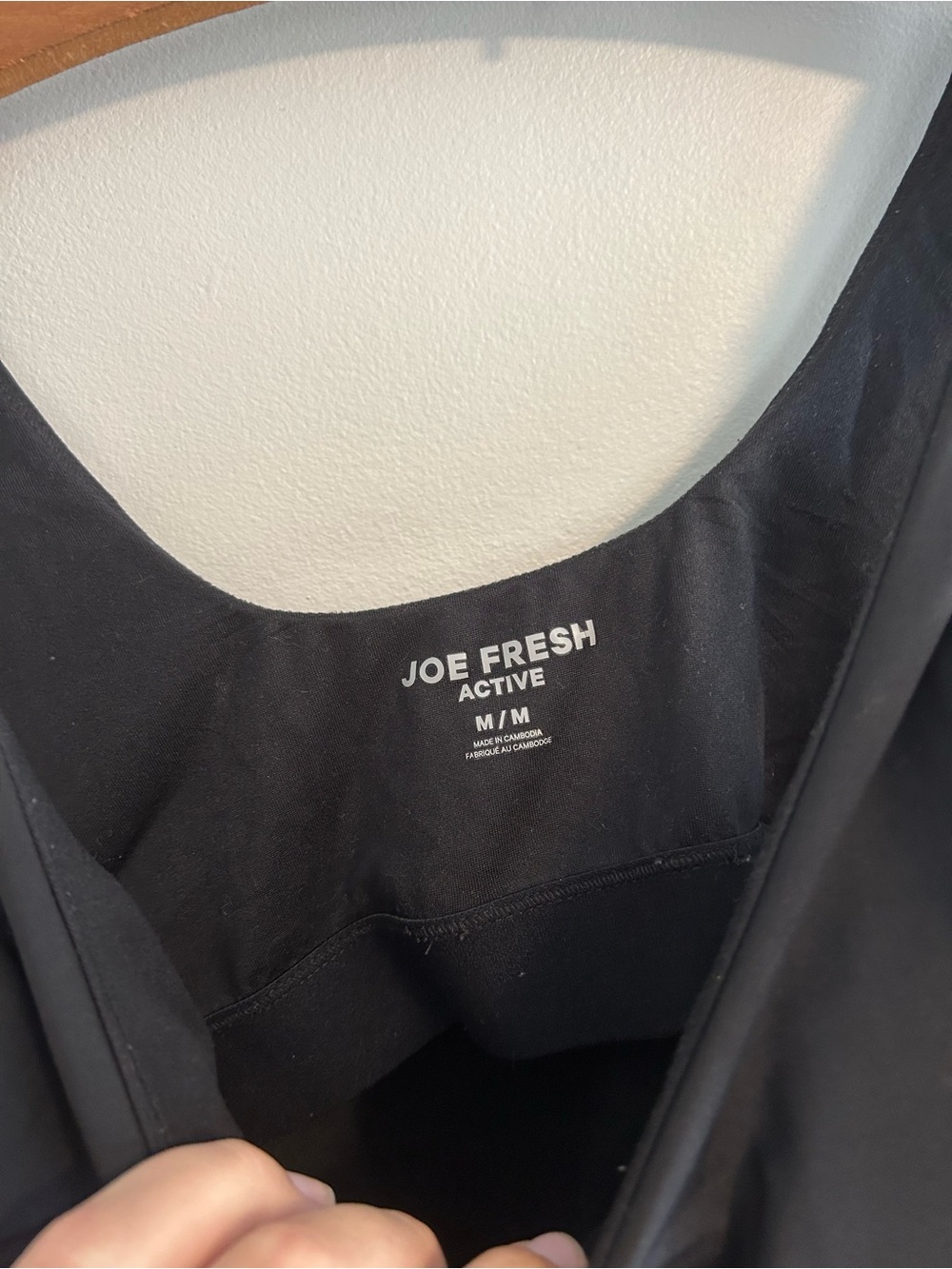 Joe fresh active medium Black V-Neck Cropped Tank Top w built in bra - Picture 3 of 3